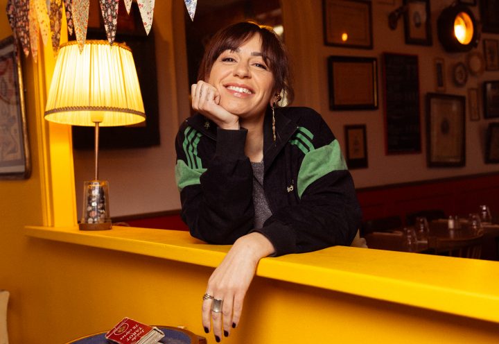 AMANDINE LOURDEL – HUMORISTE ET COMEDIENNE