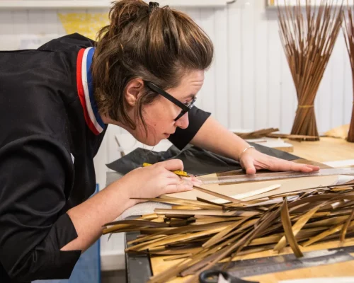 Manon Bouvier, MOF en marqueterie de paille et créatice de l&rsquo;atelier Paelis