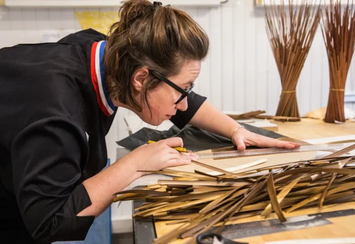 Manon Bouvier, MOF en marqueterie de paille et créatice de l&rsquo;atelier Paelis